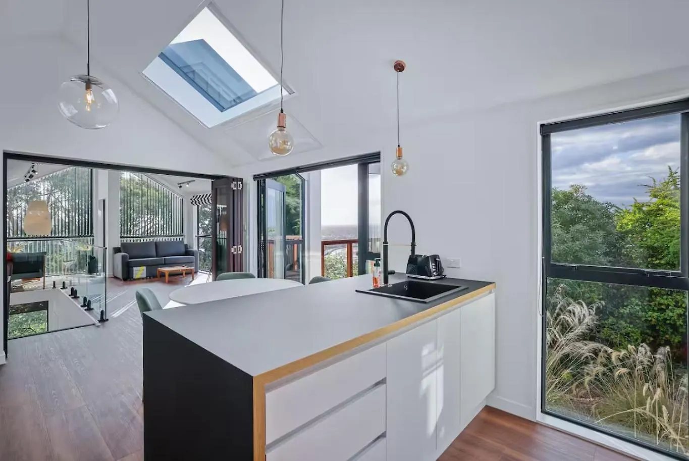 Modern Spacious Hillside Retreat With Scenic Views Christchurch 0*,