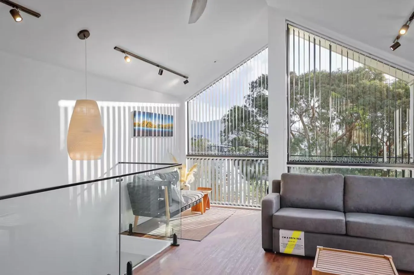 Modern Spacious Hillside Retreat With Scenic Views Christchurch