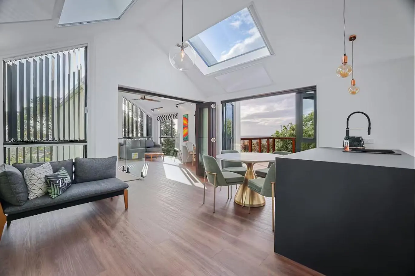 Modern Spacious Hillside Retreat With Scenic Views Christchurch Apartment