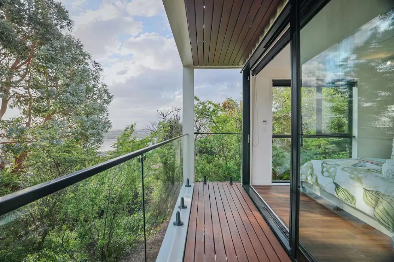 Modern Spacious Hillside Retreat With Scenic Views Christchurch Neuseeland