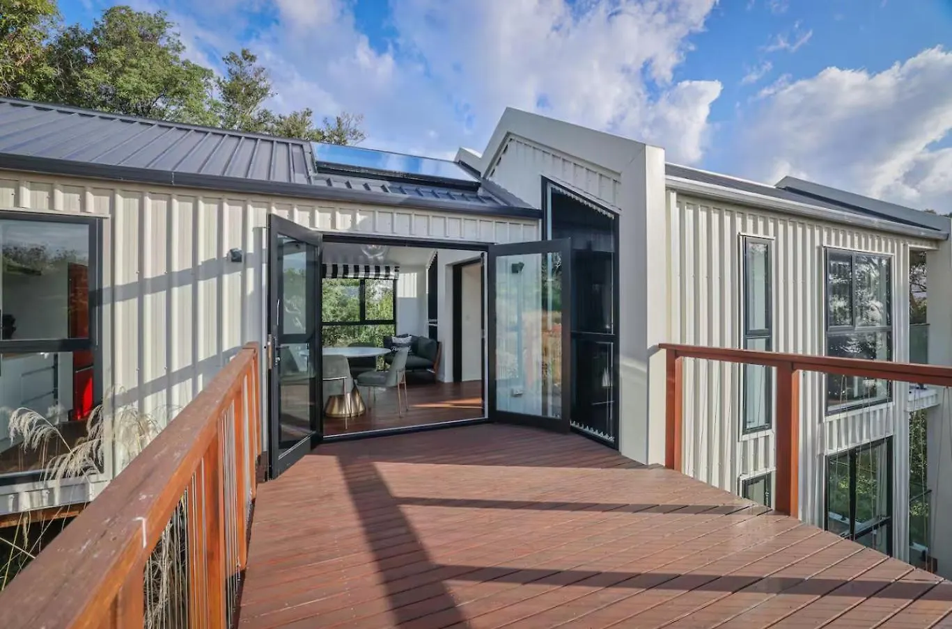 Modern Spacious Hillside Retreat With Scenic Views Christchurch 0*,