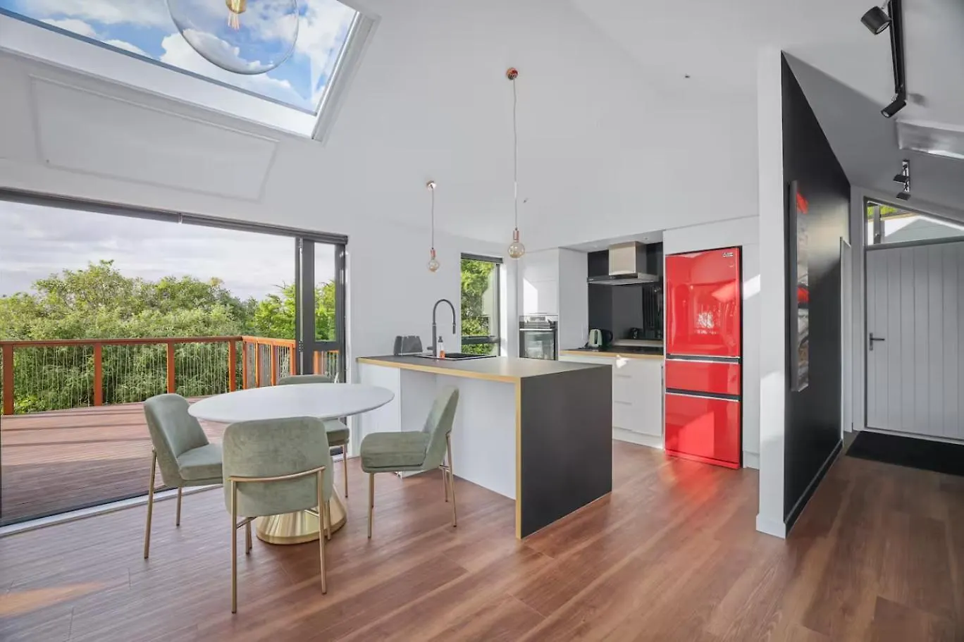 Apartment Modern Spacious Hillside Retreat With Scenic Views Christchurch