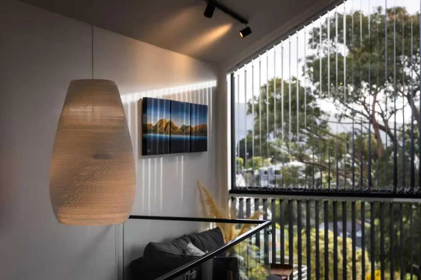 Modern Spacious Hillside Retreat With Scenic Views Christchurch
