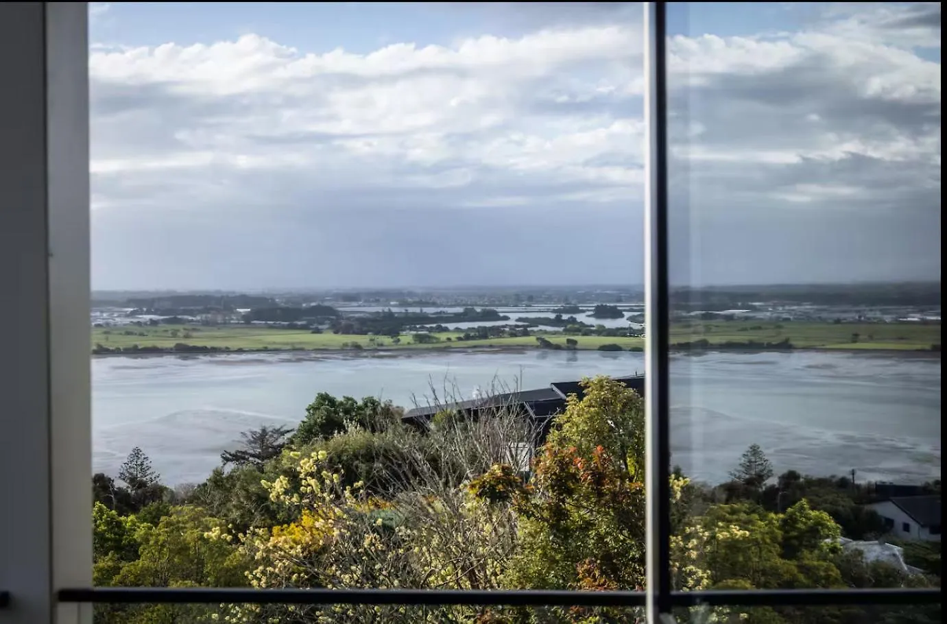 Apartment Modern Spacious Hillside Retreat With Scenic Views Christchurch